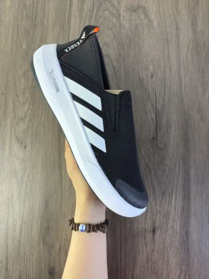 【新品🔥】Adidas/阿迪达斯正品TERREX BOAT B SLIP-ON DLX男女鞋,户外运动溯溪鞋HP8646一脚蹬,夏日新宠!阿迪这款鞋绝了,第一眼看上去就有点老北京布鞋的感觉.夏天不想绑鞋带,又想要一双舒适的鞋子?选它准没错!这双鞋以纯色为主,鞋面是一体式的,日常清洁保养都很方便,经典耐看,不容易过时.鞋面采用了速干网材设计,穿着非常舒适.鞋头和后跟微微向上翘起,不仅不容易撞伤,还能有效增强抓地力和防滑性.穿上脚后感觉非常轻便,日常搭配也很百搭,无论是日常出行还是户外活动都非常适合.给家里的长辈送礼也是个不错的选择. 货号: JI3502 编码: 771
